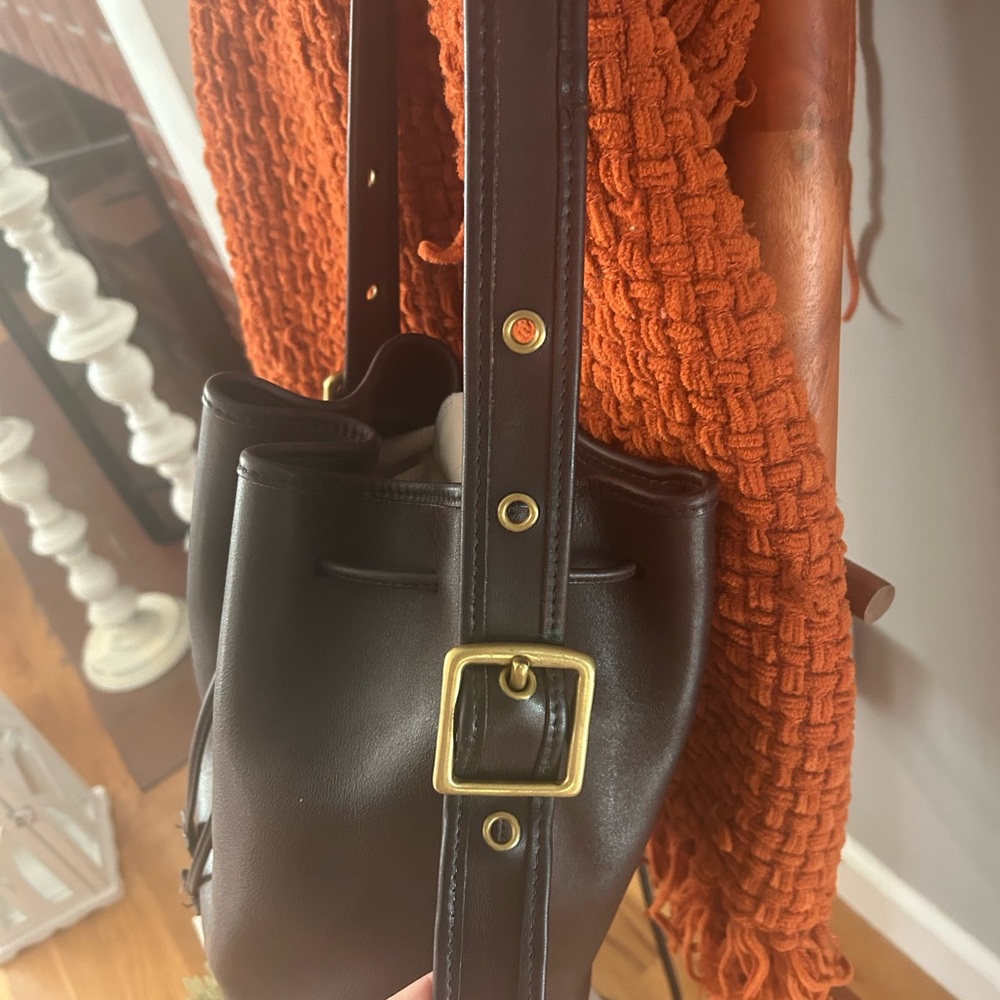 Elegant Brown Leather Bucket Bag - Picture 13 of 16